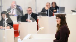 Archivbild: Katrin Lange (SPD), Brandenburger Ministerin der Finanzen und für Europa, spricht während der Sitzung des Brandenburger Landtages. (Quelle: dpa/S. Stache)