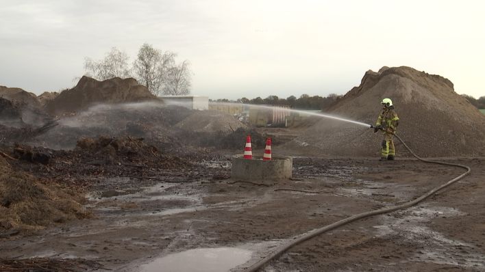 Eine Gesundheitsgefahr bestand durch einen Brand in einer Kompostieranlage laut Angaben der Regionalleitstelle Brandenburg an der Havel nicht. (Quelle: rbb/BA)
