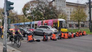 Straßen-Blockade von "Letzte Generation" am Frankfurter Tor, Berlin Friedrichshain. (Quelle: rbb)