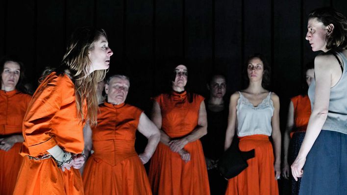  Theaterkritik | "Das Himmelszelt" am DT - Wenn Frauen Frauen verurteilen 