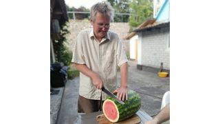 Natalija Yefimkinas Vater beim Meloneschneiden. (Quelle: Natalija Yefimkina)