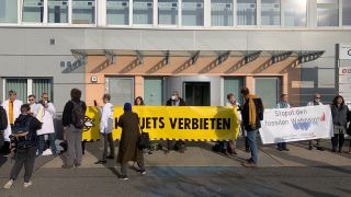 Klimaaktivisten von "Scientist Rebellion" blockieren derzeit das Privatjet-Terminal am BER. (Quelle: rbb/C. Krippahl)