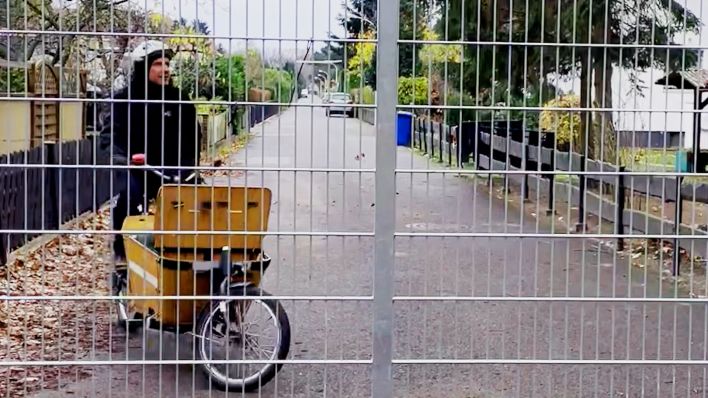 Ein Radfahrer wird durch einen neu gebauten Zaun in Berlin-Reinickendorf gestoppt. (Bild: rbb/Grit Lieder)