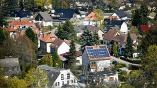 Ein Haus in Rudow hat Solarzellen auf dem Dach. (Quelle. dpa/Schoening)