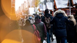 Archiv: Menschen laufen an einem verkaufsoffenen Sonntag die Friedrichsstraße entlang