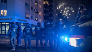 Polizisten stehen am 01.01.2021 auf dem Kottbusser-Damm. Dort trotzten zahlreiche Menschen dem coronabedingten Böllerverbot. (Quelle: dpa/Paul Zinken)