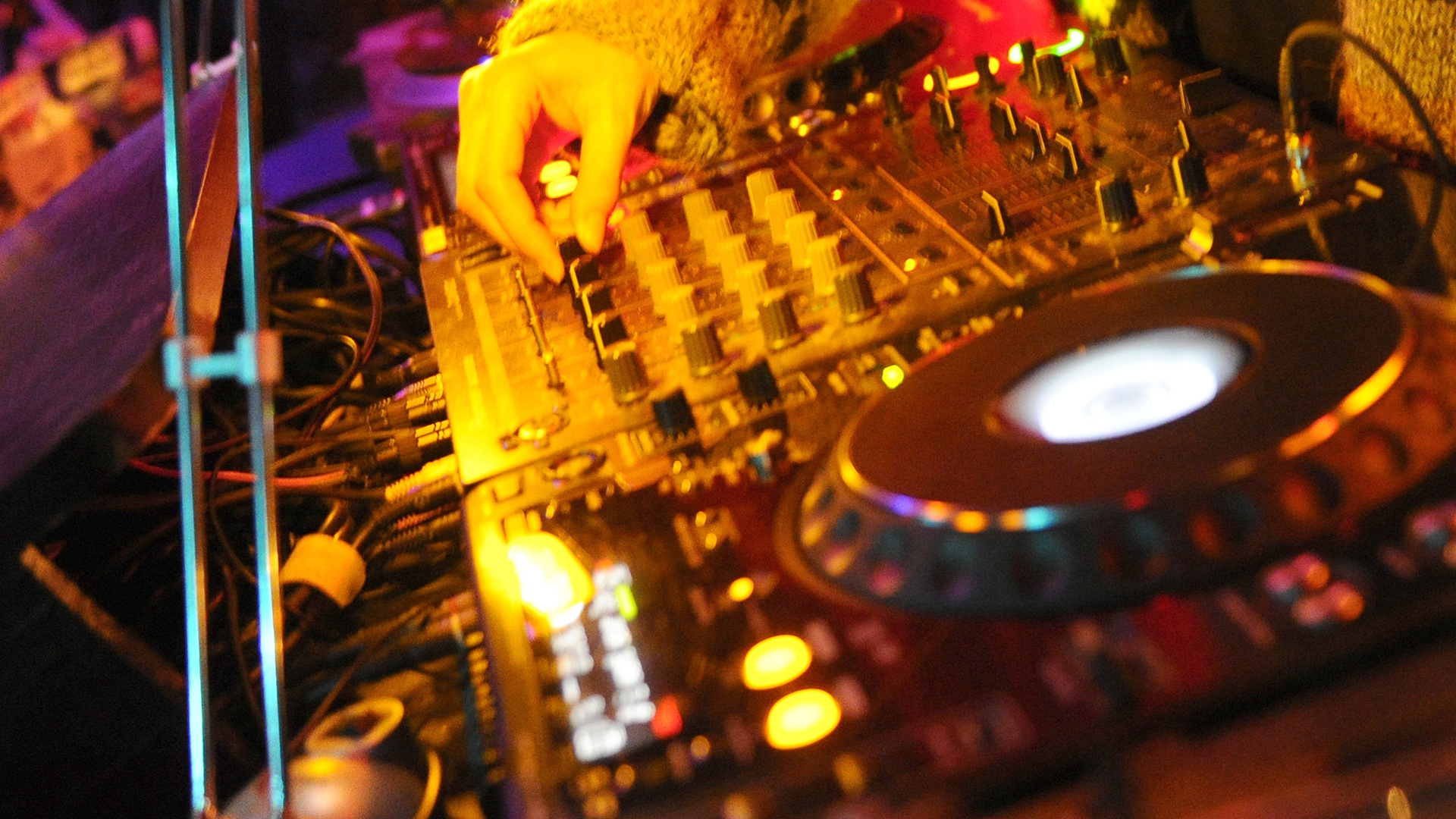 Symbolbild: Ein DJ, aufgenommen am Montag (14.12.2009) im Magnet Club Berlin. (Quelle: dpa/Jens Kalaene)