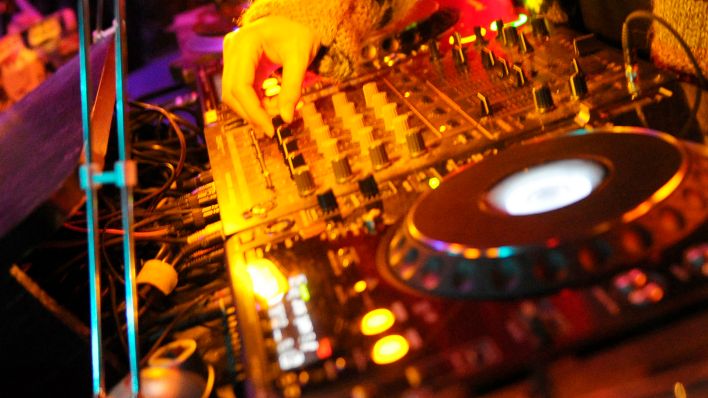 Symbolbild: Ein DJ, aufgenommen am Montag (14.12.2009) im Magnet Club Berlin. (Quelle: dpa/Jens Kalaene)
