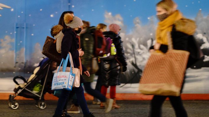 Archivbild: Passanten laufen mit Einkaufstaschen durch die Schlossstraße beim Weihnachtsshopping. (Quelle:dpa/Kay Nietfeld)