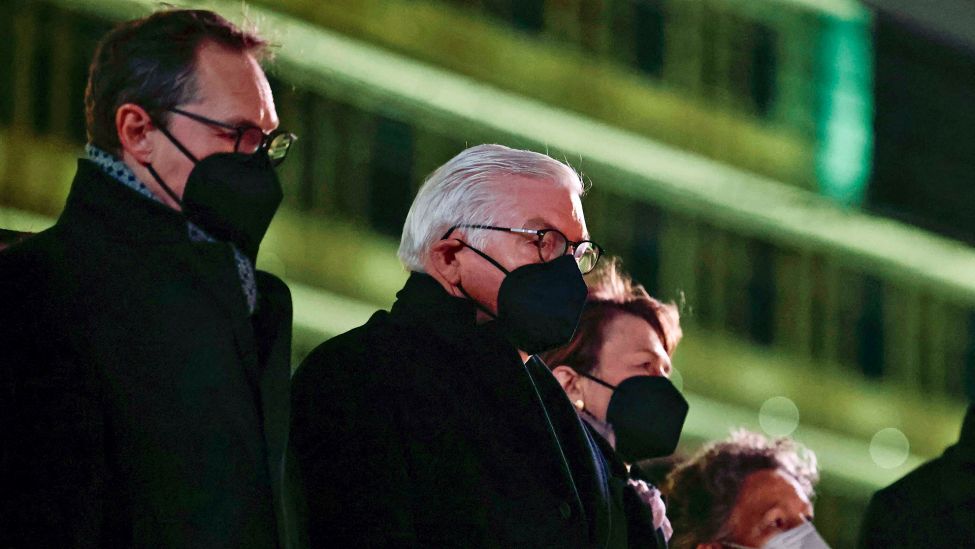 Frank-Walter Steinmeier steht neben Berlins Regierendem Bürgermeister Michael Müller am 19.12.2021 am Mahnmal "Der Riss". (Quelle: dpa/Hannibal Hanschke)