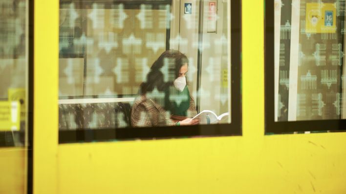 Archivbild: Eine Frau sitzt am 12.01.2022 mit FFP2-Maske in einer U-Bahn am Hauptbahnhof. (Quelle: dpa/Annette Riedl)