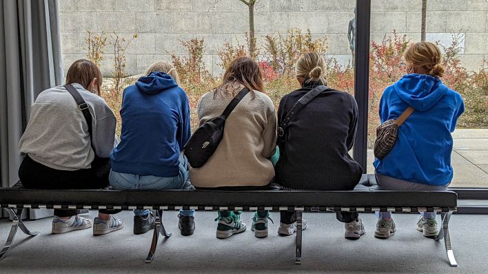 Fuenf Maedchen sitzen auf einer Bank in der Neuen Nationalgalerie. (Quelle: dpa/Maximilian Schoenherr)