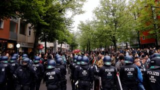 Archivbild: Demonstranten bei der Revolutionären 1.Mai-Demo am 1.5.22 (Quelle: dpa/Jean-Marc Wiesner)