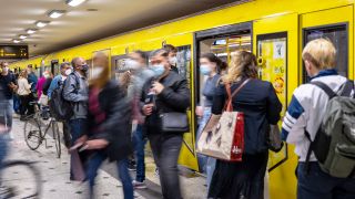 Zahlreiche Fahrgäste steigen am Bahnhof Zoologischer Garten in eine U-Bahn der Linie U9 ein. (Quelle: dpa/Monika Skolimowska)