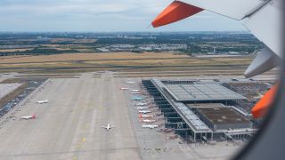 Symbolbild: Ein Airbus A320 der Fluggesellschaft easyJet startet am 29.06.2022 vom Flughafen Berlin Brandenburg (BER) mit Flugziel London. (Quelle: dpa/Stephan Schulz)
