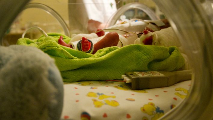 Symbolbild: Ein Frühchen mit einem Gewicht von 980g, das in der 25. Schwangerschaftswoche geboren wurde, liegt am 13.12.2012 auf der Frühchenstation (Neonatologie) im Helios-Klinikum Berlin-Buch. (Quelle: dpa/Franziska Gabbert)