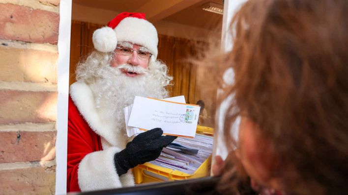 Archiv: Der "Weihnachtsmann" hält Briefe von Kindern beim Start der Weihnachtsschreibaktion in Himmelpfort in der Weihnachtspostfiliale. (Foto: Gerald Matzka/dpa)