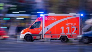 Archivbild: Ein Rettungswagen der Berliner Feuerwehr fährt am 11.11.2022 mit Blaulicht zum Einsatz. (Quelle: dpa/Monika Skolimowska)