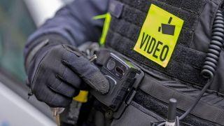 Ein Polizist schaltet am 05.12.2022 die Bodycam auf seiner Uniform ein, aufgenommen bei einem Pressetermin zur Ausweitung des Einsatzes von Bodycams bei Berliner Polizei und Feuerwehr. (Quelle: dpa/Monika Skolimowska)