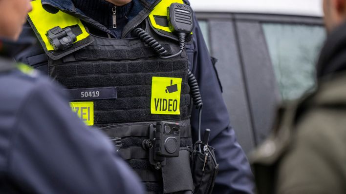Ein Polizist trägt am 05.12.2022 eine Bodycam auf seiner Uniform bei einem Pressetermin zur Ausweitung des Einsatzes von Bodycams bei Berliner Polizei und Feuerwehr. (Quelle: dpa/Monika Skolimowska)