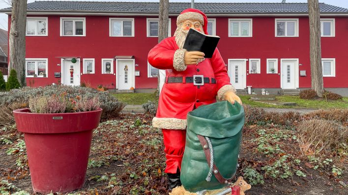 Eine Weihnachtsmannstatue steht vor einem Wohnhaus. Weil sie ihre Beute, eine 50 Kilogramm schwere Weihnachtsmannstatue, im Internet gezeigt hatten, sind die mutmaßlichen Diebe in Pritzwalk (Landkreis Prignitz) geschnappt worden (Quelle: dpa / Katja Zeiger).