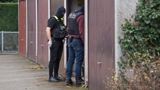 Ermittler der Polizei durchsuchen am 07.12.2022 eine Garage in Berlin Wannsee. (Quelle: dpa/Paul Zinken)