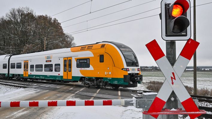 Der Regionalexpress RE1 der Ostdeutschen Eisenbahngesellschaft (ODEG) ist am 12.12.2022 in Richtung Frankfurt (Oder) unterwegs (Quelle: dpa/Patrick Pleul)