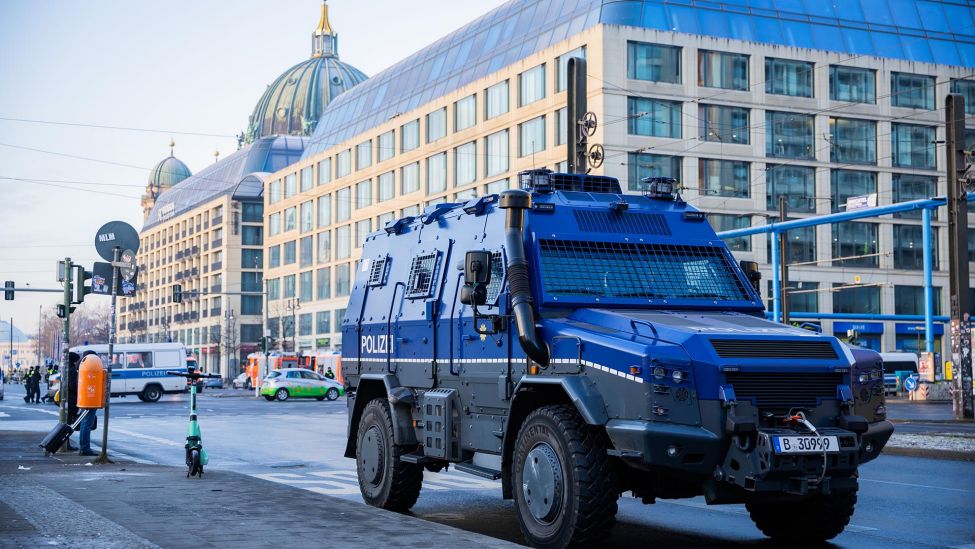 Ein gepanzertes Polizeifahrzeug steht auf der Karl-Liebknecht-Straße vor einem Hotel. In dem Hotel Radisson Blue war das riesige Sea Life Aquarium geplatzt. (Quelle: dpa/Christoph Soeder)