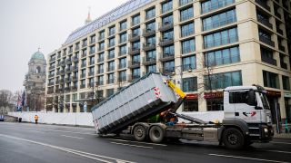 Ein Container mit Schutt wird am Tag nachdem ein Groß-Aquarium in einer Hotellobby geplatzt war, auf einen LKW geladen (Quelle: dpa/Christoph Soeder)