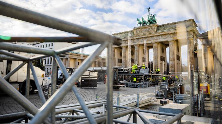 Aufbauarbeiten für die ZDF-Silvesterparty vor dem Brandenburger Tor. (Quelle: dpa/Soeder)