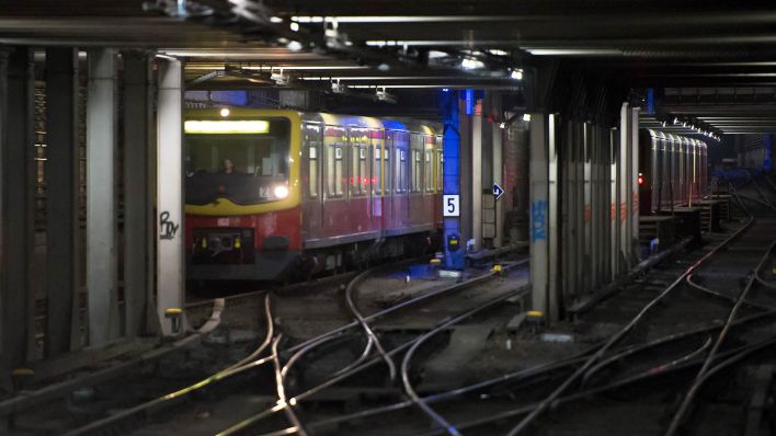 Eine S-Bahn der Linie 1 fährt am 18.11.2013 in Berlin aus dem Bahnhof Potsdamer Platz in den Tunnel Richtung Friedrichstraße. (Quelle: dpa/Soeren Stache)