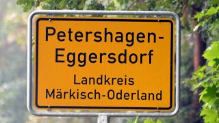 Symbolbild: Das Ortsschild von Petershagen-Eggersdorf. (Foto: Bernd Settnik/dpa)