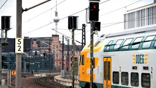 Archiv: Ein Zug der Ostdeutschen Eisenbahn GmbH (ODEG) verlässt den Hauptbahnhof in Berlin. (Foto: Soeren Stache/dpa)