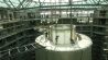 Berlin; 03.06.2003: Für das größte Aquarium der Welt wurde der zweite Glaszylinder montiert - das Aquadom ist komplett. Die 36 Tonnen schwere Innenwand des Riesenaquariums wird eingepasst. Das Becken wird einmal eine Million Liter Meerwasser fassen. Eröffnung ist im Dezember. (Quelle: dpa/Gerd Engelsmann)
