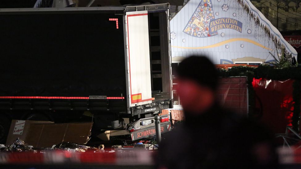 Der LkW, der am 19. Dezember 2016 für einen Anschlag auf dem Berliner Weihnachtsmarkt genutzt wurde. (Quelle: dpa/Simone Kuhlmey)