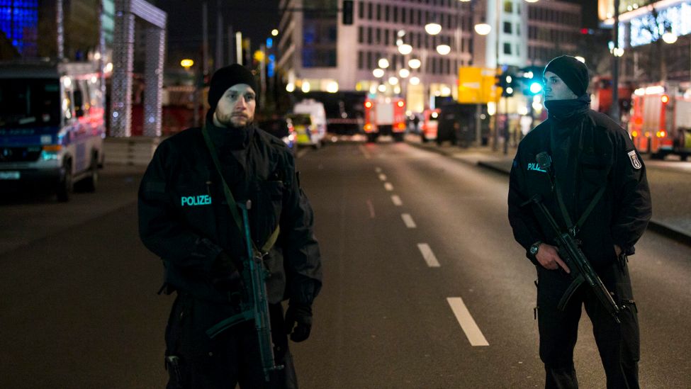 Polizisten sichern am 19. Dezember 2016 den Bereich rund um den Breitscheidplatz ab. (Quelle: dpa/Emmanuele Contini)