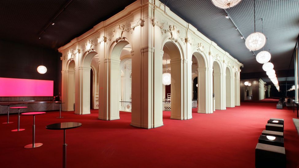 Das neu gestaltete Foyer der Komischen Oper Berlin - aufgenommen am 14.09.2006. (Quelle: dpa/Soeren Stache)