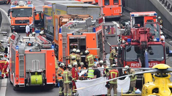Archivbild: Einsatzkräfte und Rettungswagen der Feuerwehr im Einsatz (Quelle: dpa/Paul Zinken)