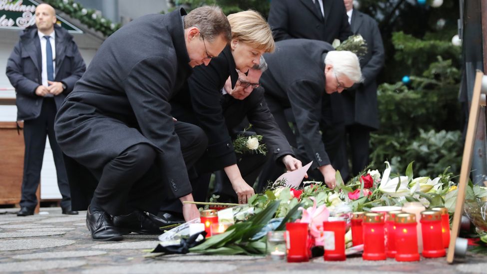 Archivbild: Mit dem Regierenden Bürgermeister von Berlin, Michael Müller gedenkt Bundeskanzlerin Angela Merkel (CDU) am 20.12.2016 am Ort des Anschlages in Berlin der Opfer. (Quelle: dpa/Michael Kappeler)