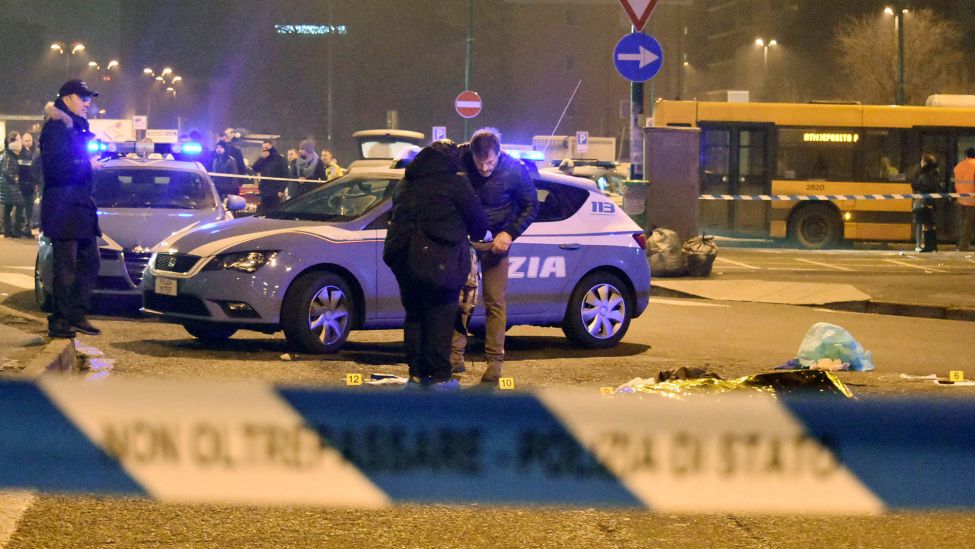 Italienische Polizeibeamte sichern am 23.12.2016 in Mailand Spuren, nachdem der europaweit gesuchte mutmaßliche Attentäter von Berlin, Anis Amri, bei einem Schusswechsel mit der Polizei getötet wurde. (Quelle: dpa/Daniele Bennati)