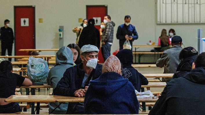 Archivbild:Geflüchtete Menschen aus der Ukraine sitzen am 09.11.2022 im Aufenthaltsraum im Ukraine-Ankunftszentrum Tegel, Terminal C, im ehemaligen Flughafen Tegel.(Quelle:dpa/C.Koall)
