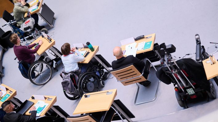 Menschen mit Behinderungen sitzen während des Behindertenparlaments im Abgeordnetenhaus (Bild: dpa/Annette Riedl)