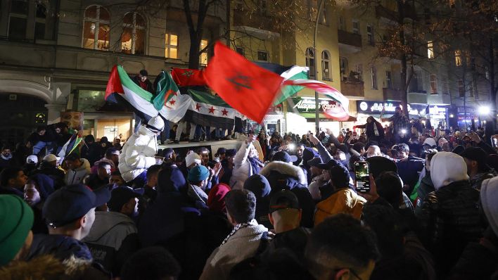 Marokkanische Fans feiern nach dem Halbfinal-Einzug in Berlin. / picture alliance / AA | Abdulhamid Hosbas