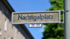 Archivbild:Das Straßenschild "Nachtigalplatz" am 28.07.2017.(Quelle:dpa/Schöning)