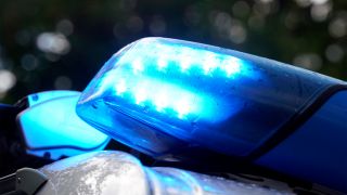 Symbolbild: Ein Blaulicht ist auf einem Polizeifahrzeug zu sehen (Bild: dpa/Thomas Bartilla)