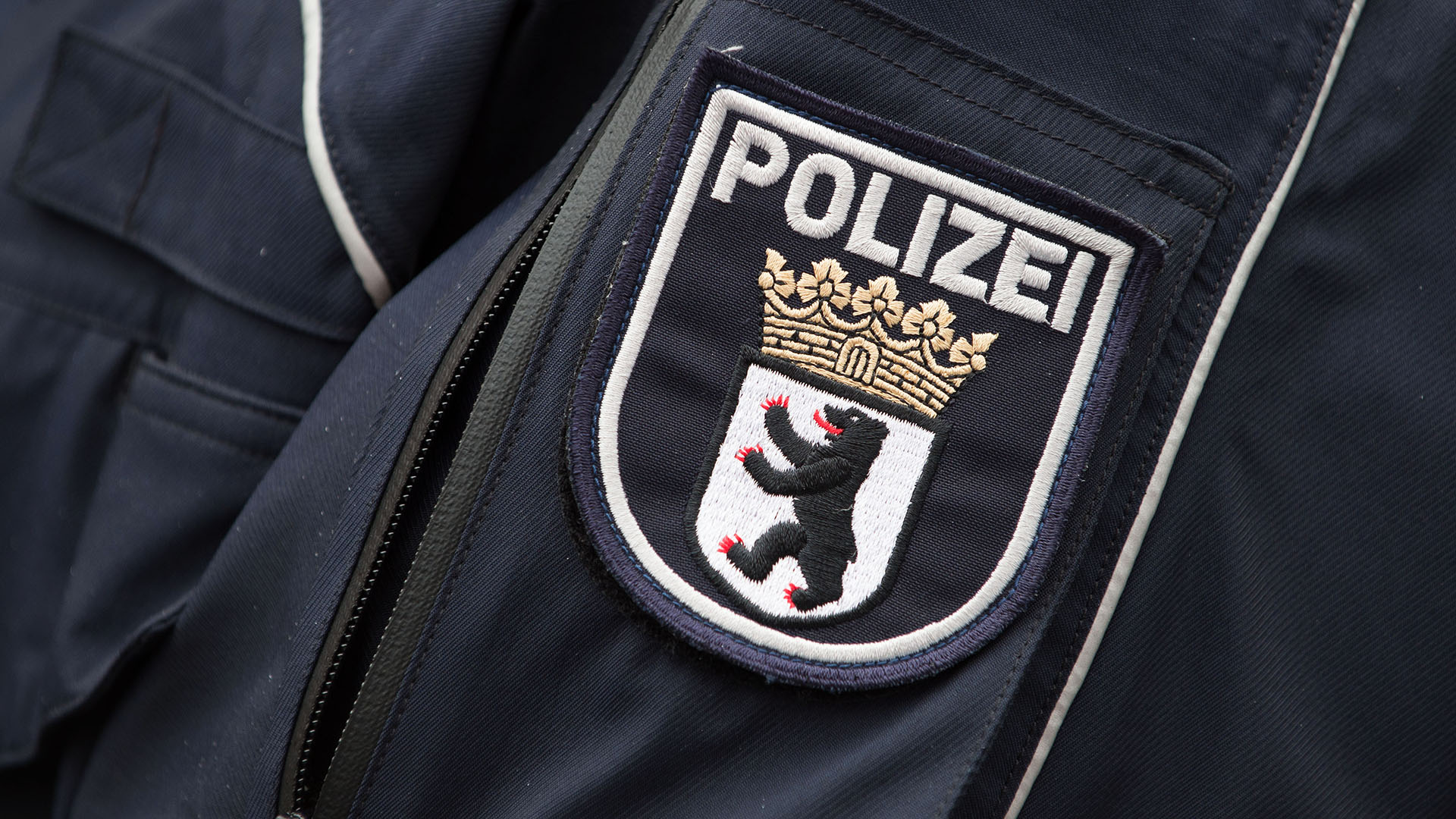 Symbolbild:Das Wappen der Berliner Polizei an einer Polizeijacke.(Quelle:dpa/T.Brakemeier)