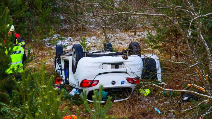 Ein Auto liegt neben der Autobahn auf dem Dach. Bei einem Verkehrsunfall auf der Autobahn A111 bei Hennigsdorf (Oberhavel) ist ein Autofahrer tödlich verletzt worden. (Quelle: dpa/TNN)