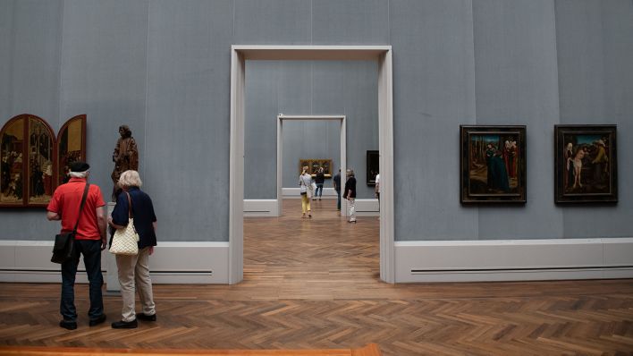 Besucher stehen in einem Ausstellungssaal der Gemäldegalerie in Berlin. (Quelle: dpa/Paul Zinken)