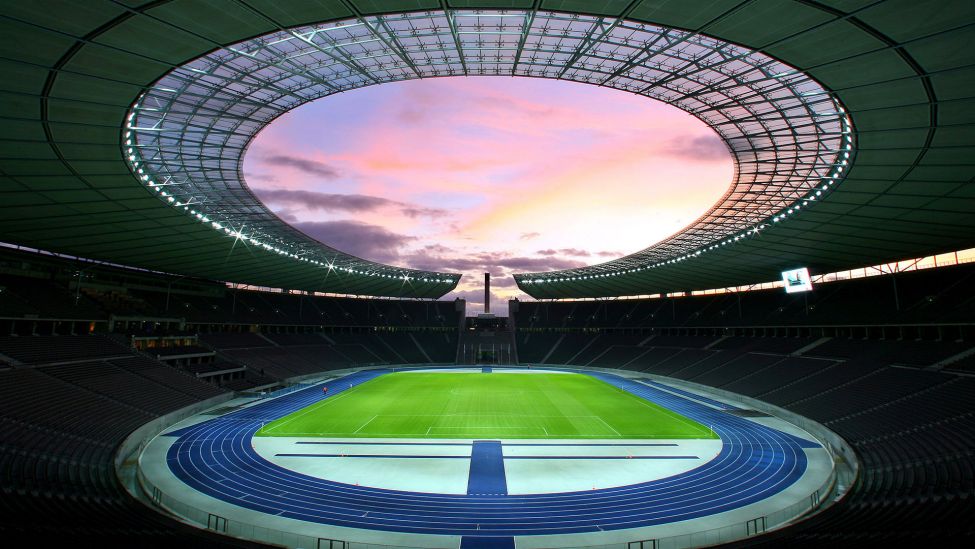Blick in das Olympiastadion in Berlin in der Abenddämmerung (Quelle: dpa/Arno Burgi)