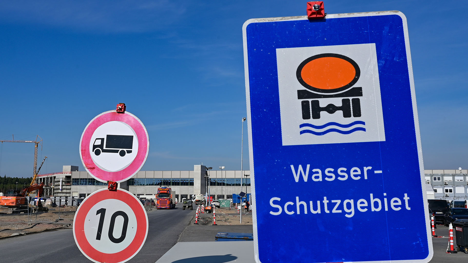 Ein Verkehrsschild mit der Aufschrift "Wasser-Schutzgebiet" steht vor der Baustelle der Tesla Fabrik Berlin Brandenburg. (Quelle: dpa/Patrick Pleul)